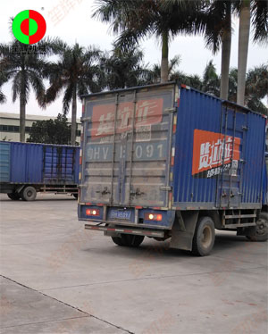 貨物已堆放到停車棚，三臺貨車扎堆裝車,！