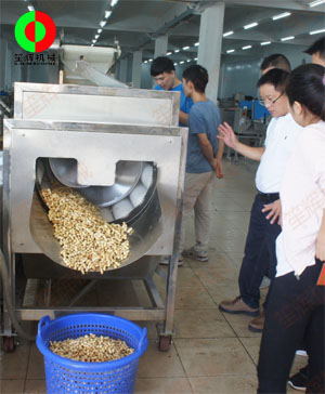 客戶到公司現(xiàn)場考察,并測試果蔬清洗機對花生的清洗效果,！