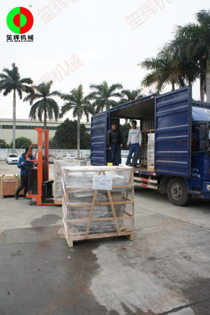 魚(yú)蝦采肉機(jī)和一批蔬果類食品加工處理機(jī)械裝車出貨,！