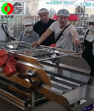 渦流洗菜機(jī)等蔬果加工設(shè)備送達(dá)客戶工廠,現(xiàn)場指導(dǎo)安裝和使用!