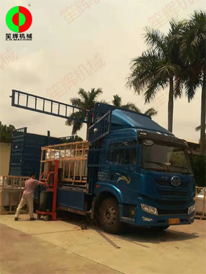 客戶訂購(gòu)的多臺(tái)氣泡洗菜機(jī)裝車發(fā)貨,，按期交付！
