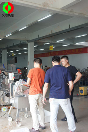 瓜果三維切丁機(jī)測(cè)試效果滿意,，客戶付款購買隨車運(yùn)走！