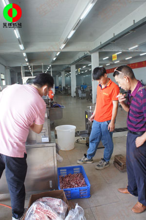 佛山某肉食品加工配送中心客戶一行人親臨我司測(cè)試訂購洗排骨機(jī)等設(shè)備,！