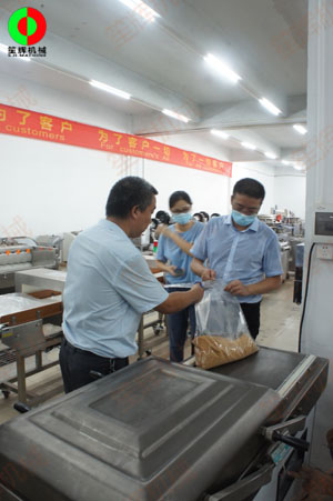 東莞客戶一行考察我司生產(chǎn)工廠，測試購買真空包裝機(jī),！