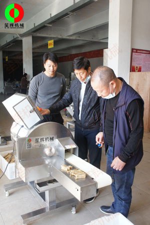 客戶(hù)來(lái)司現(xiàn)場(chǎng)測(cè)試酸筍切條加工設(shè)備,！
