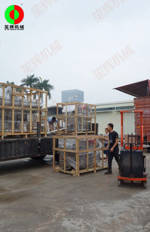 提升輸送機(jī),、渦流洗菜機(jī)、毛刷清洗去皮機(jī)等設(shè)備交付客戶,！